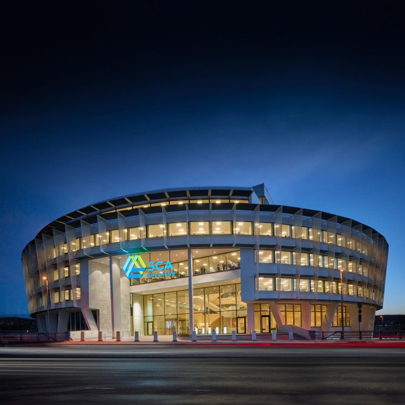 Kvällsfoto på kontorsbyggnaden SCA / Essity i Mölndal