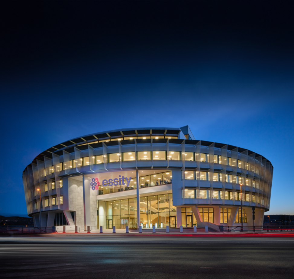 Kvällsfoto på kontorsbyggnaden Essity i Mölndal