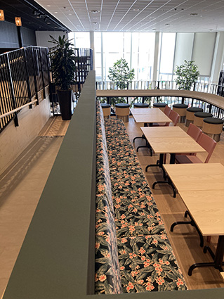 Väla restaurangtorg entresol soffa ramp räcke trappa