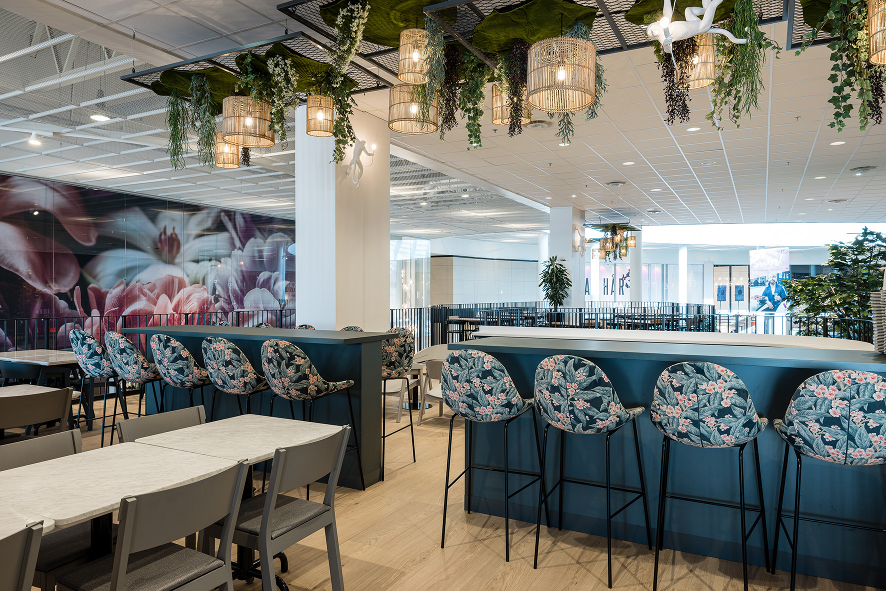 Väla restaurangtorg entresol barstol stol grå gärsnäs hängande växter